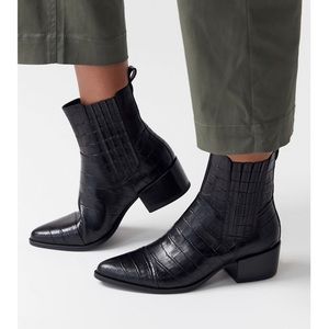 LIKE NEW Vagabond Marja Embossed Chelsea Boot